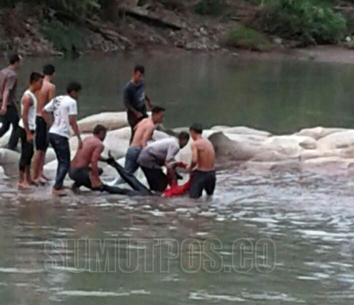 Foto: SOPIAN/SUMUT POS  DITEMUKAN: Petugas Polres Tebingtinggi dan Polsek Sipispis dibantu warga masyarakat mengevakuasi jasad korban.