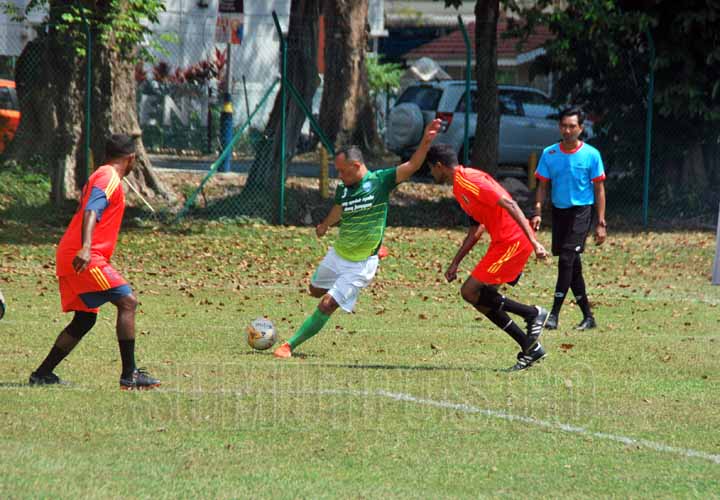 Foto: Doni Hermawan/Sumut Pos Edu Juanda bersiap menendang bola saat berlaga di PSC International.  Edu akan memperkuat ASEAN All Star di Bangkok.
