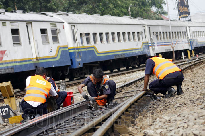 Sutan Siregar/SUMUT POS Petugas melakukan perawatan bantaran rel kereta api di Stasiun Kereta Api Medan, Selasa (19/4). Kegiatan rutin tersebut guna pemeliharaan untuk mengurangi kecelakaan kereta api di Medan.