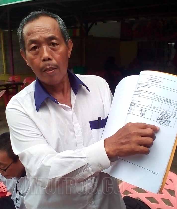 Foto: Sopian/Sumut Pos  TUNJUKKAN: Ketua LKMD Desa Kuta Baru, Kecamatan Tebingtinggi, Kabupaten Sergai, Supeno sedang menunjukkan tandatangan palsu yang dilakukan oleh Kades Kuta Baru.