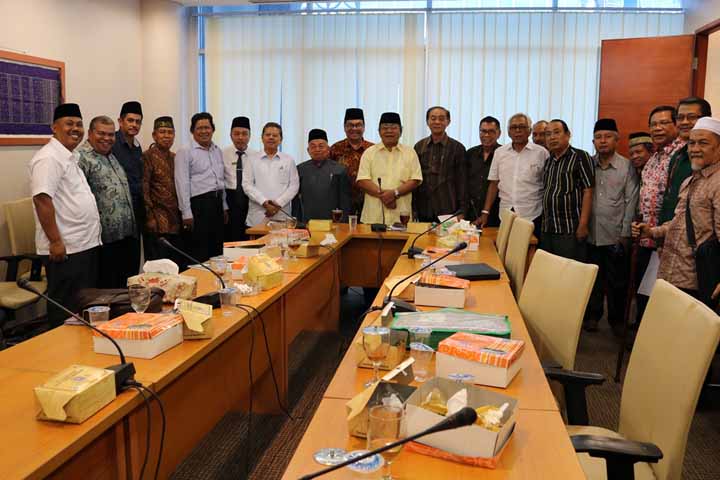 Teks foto:  AUDIENSI: Perwakilan 13 ormas Islam foto bersama Ketua DPRD Sumut Wagirin Arman usai melakukan audiensi membahas masalah status wakaf RS Haji Medan agar dikembalikan ketujuan semula, di gedung DPRD Sumut, Senin (5/3). IST