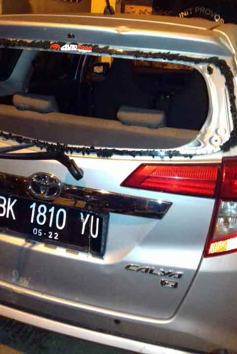 Mobil maling batre yang turut dihancurkan massa.