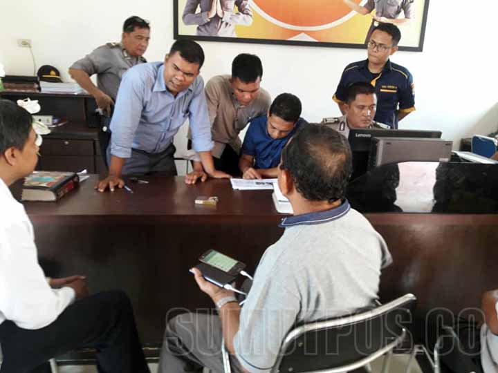 Foto: Sopian/Sumut Pos MELAPOR: Pemangku adat Kerajaan Negeri Padang melaporkan pengrusakan plang yang dilakukan oknum-oknum tertentu ke Mapolres Tebingtinggi.