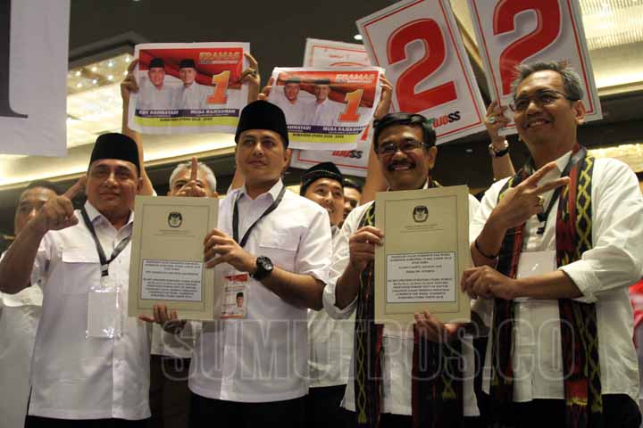 SUTAN SIREGAR/SUMUT POS     PASLON_Kedua pasangan calon gubernur dan wakil gubernur Sumut yakni Edy Rahmayadi- Musa Rajeckshah (kiri) dan Djarot Saiful Hidayat- Sihar Sitorus (kanan) menunjukan dokumen resmi dari KPU Sumut usai pencabutan nomor urut Calon