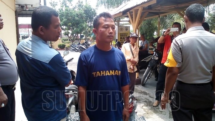 Foto: SOPIAN/SUMUT POS APIT: Kasubbag Humas Polres Tebingtinggi AKP MT Sagala didampingi Kapolsek Tebingtinggi AKP AR Manurung mengapit tersangka Wijaya Kartika di Mapolsek Tebingtinggi.