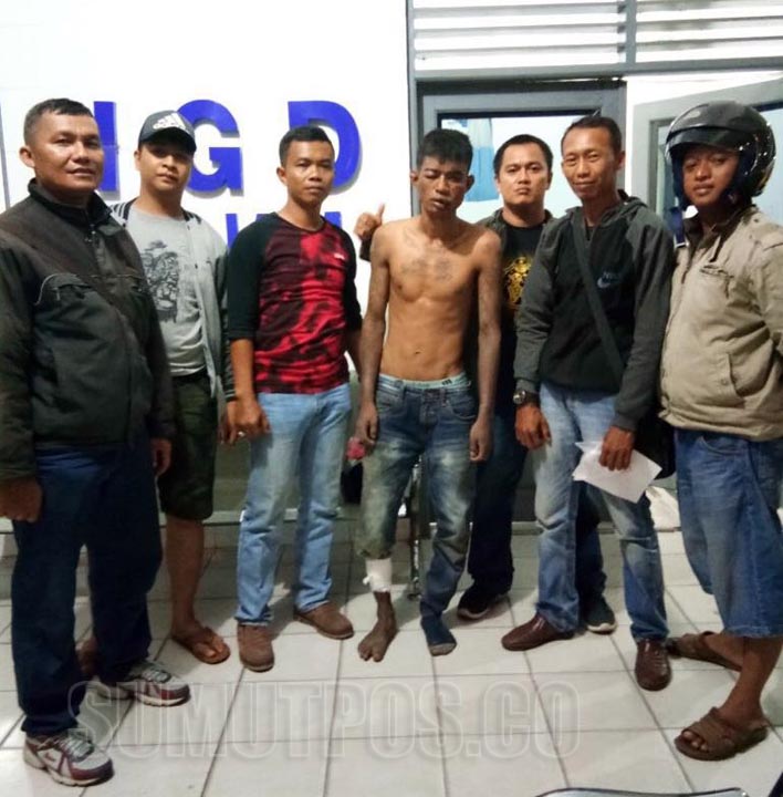 Foto: Fachril/Sumut Pos Roma Arista (buka baju dan lebam-lebam) diabadikan bersama petugas-petugas yang menangkapnya sebelum dijebloskan ke sel.