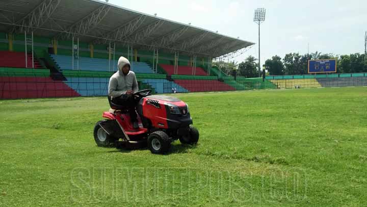 Jelang laga uji coba PSMS Vs PSPS, rumput Stadion Teladan dipangkas.