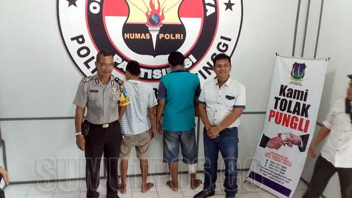Foto: SOPIAN/SUMUT POS APIT: Kedua pelaku, Iful (kaos hijau) dan Putra diapit Kasubbag Humas Polres Tebingtinggi AKP MT Sagala dan petugas Reskrim di Mapolres Tebingtinggi, Rabu (14/3) sore.