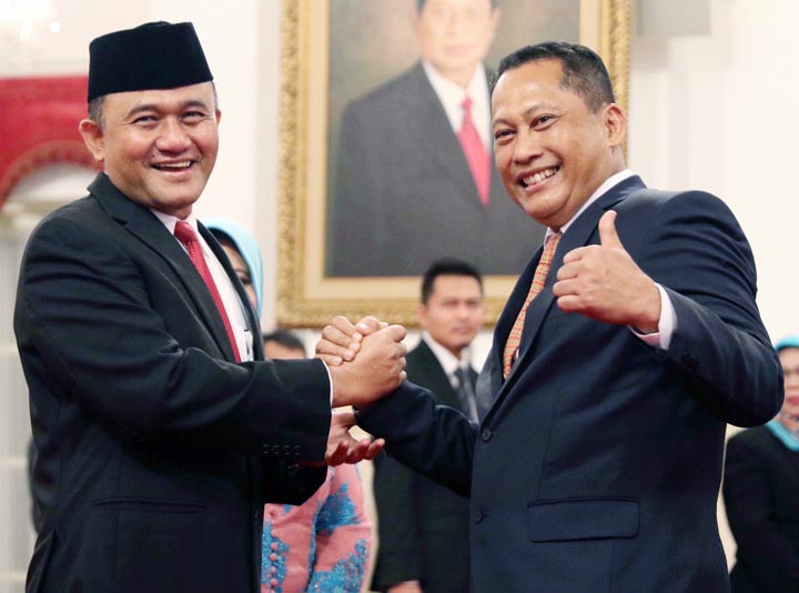 Inspektur Jenderal Heru Winarko (kiri) sebagai Kepala Badan Narkotika Nasional (BNN) menggantikan Komisaris Jenderal Budi Waseso yang pensiun.--RAKA DENNY/JAWAPOS