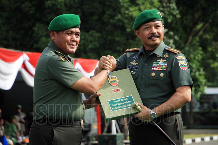 SUTAN SIREGAR/SUMUT POS SALAM KOMANDO_Pangdam I/Bukit Barisan Mayjen TNI Ibnu Triwidodo (kanan) salam komando dengan mantan Pangdam I/Bukit Barisan Mayjen TNI Cucu Somantri (kiri) pada serah terima jabatan Pangdam, di Medan, Sumatera Utara, Jumat (23/3).