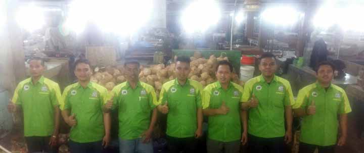 Suwarno bersama karyawannya, foto bersama di tempat usaha kelapanya di Pasar Petisah Medan.