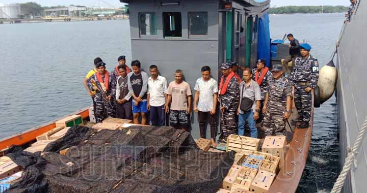 Foto: Fachril/Sumut Pos AMANKAN: Prajurit TNI AL mengamankan kapal motor (KM) Jaya Abadi I. Kapal diamankan di perairan Kabupaten Aceh Tamiang, Aceh, Senin (5/3).