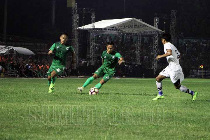 Foto: Sutan Siregar/Sumut Pos Fredyan Wahyu dan Amtoni Putro Nugroho megalami cedera saat bentrok kontra Bali United.