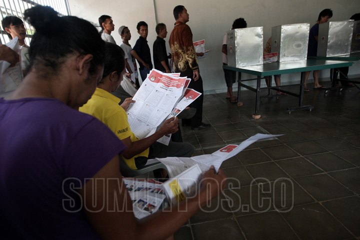 AMINOER RASYID/SUMUT POS Sejumlah warga binaan melakukan pencoblosan pada pelaksanaan Pemilihan Umum calon Legeslatif di Rumah Tahanan (Rutan) Kelas-I Tanjung Gusta Medan, Rabu (9/4).