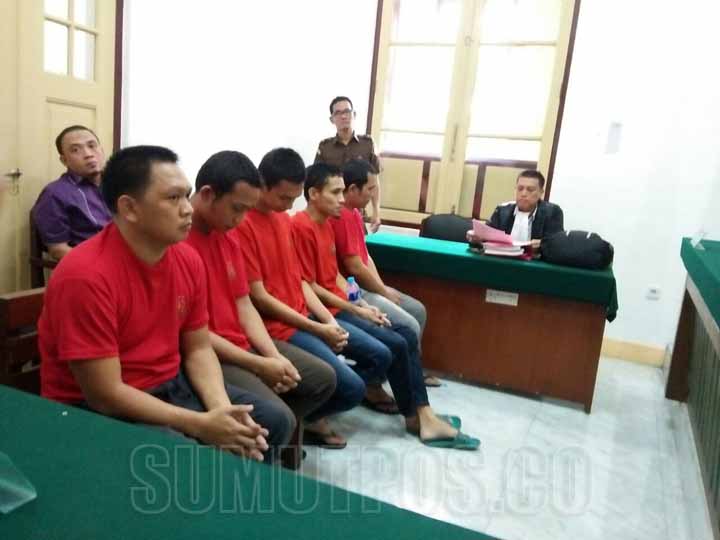 Foto: Parlindungan/Sumut Pos Lima orang komplotan penipu Bos PT Aroma Bakery menjalani sidang di Pengadilan Negeri Medan, Senin (26/3).