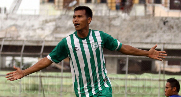 TRIADI WIBOWO/SUMUT POS--Striker PSMS,Saktiawan Sinaga melakukan selebrasi usai mencetak gol pembuka ke gawang  PPERSIPASI saat petandingan liga LPI di stadion Teladan Medan,kamis (2/5) PSMS menang dengan skor 4-1