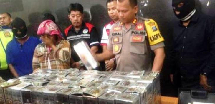 Barang bukti 56 botol minuman keras merek Chivas yang diamankan dari kediaman FS alias Ucok Kodok, salah satu ketua organisasi masyarakat (ormas) di Kota Padangsidimpuan, Rabu (25/4/2018).