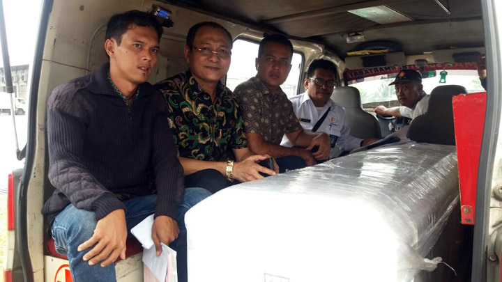 Cawagubsu Musa Rajekshah bersama anggota DPR RI asal Nias dari Partai Gerindra Suasana Dachi duduk dalam ambulans saat menjemput jenazah Aksioma Waruwu, Kamis (12/4).
