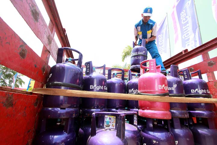 Pertamina Wilayah Kepri meluncurkan bright gas 12 kilogram di gedung pertamina, Batam Center, Kamis (6/3). Bright gas ini memiliki varian warna metalik ini diprediksikan akan memikat hati masyarakat menengah keatas dan tidak menggunakan gas bersubsidi yang diperuntukkan warga kurang mampu. F Wijaya Satria/Batam Pos