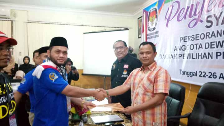 SERAHKAN: Dedi Iskandar Batubara menyerahkan langsung syarat dukungan DPD RI kepada Ketua KPU Sumut, Mulia Banurea di kantor KPU Sumut, Jl. Perintis Kemerdekaan Medan, Minggu (22/4). IST