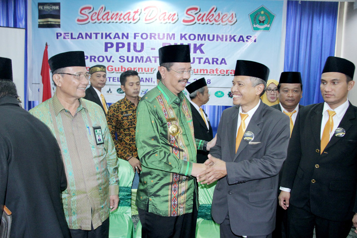 Gubsu Dr Ir H Tengku Erry Nuradi MSi mengucapkan selamat, usai Pelantikan Forum Komunikasi Penyelenggara Perjalanan Ibadah Umrah dan Penyelenggara Ibadah Haji Khusus (PPIU - PIHK) Provinsi Sumatera Utara di Hotel Madani Medan, Jumat (13/4).