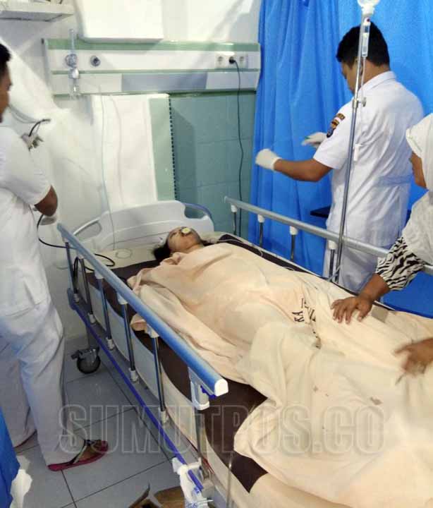 Foto: SOPIAN/SUMUT POS  DIRAWAT: Tim medis Rumah Sakit Bhayangkara saat merawat Ayu Surya Lestari, sebelum meninggal dunia.