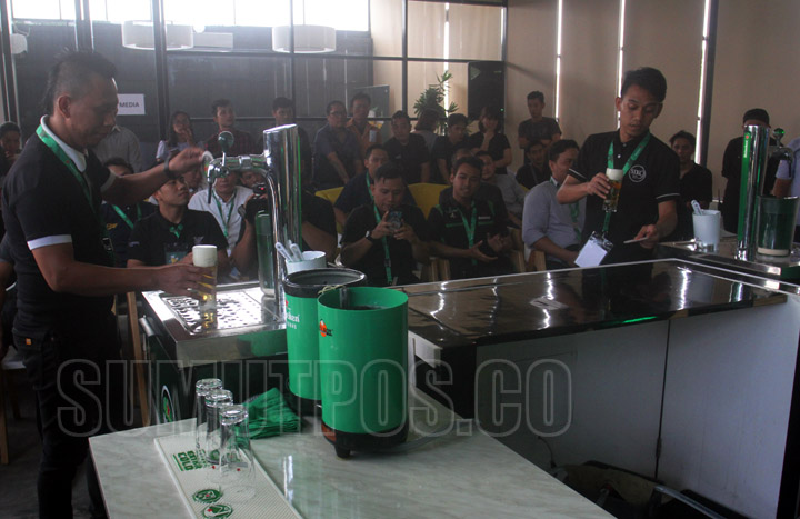 Triadi Wibowo/Sumut Pos- Peserta menyajikan minuman ke pada pengunjung ala Heineken Global Bartender Competition 2018 di Junction Cafe Jalan Uskup Medan, Senin (2/4).