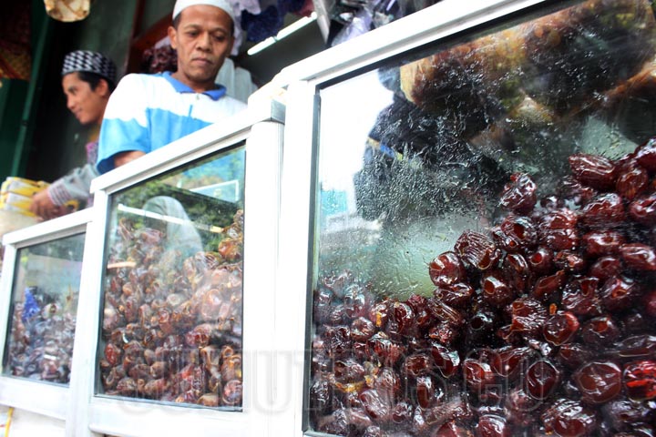 Foto: Sutan siregar/SUMUT POS - Pekerja menunggu pembeli buah kurma di Pasar Ikan Lama Medan, Senin (22/6). Memasuki bulan Ramadan kurma sangat di minati, kurma tersebut di jual dari harga Rp 40 ribu hingga Rp 450 ribu/kilogram.