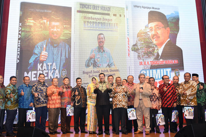 Gubernur Sumatera Utara Dr HT Erry Nuradi bersama istri Evi Diana dan sejumlah kepala daerah se-Sumut pada peluncuran sejumlah judul buku tenteng Tengku Erry Nuradi, di Hotel Adi Mulya Medan, minggu (15/4) malam.
