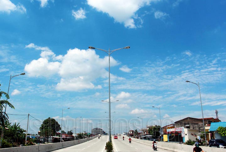 TRIADI WIBOWO/SUMUT POS Kenderaan berjalan melewati fly over simpang pos di jalan Djamin Ginting Padang Bulan Medan.