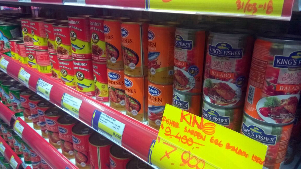 Foto: Diva Suwanda/Sumut Pos Makanan kaleng dipajang di salahsatu swalayan di Medan. Temuan tentang parasit di sejumlah ikan kalengan, membuat BPPOM Medan menyita sejumlah ikan kalengan.