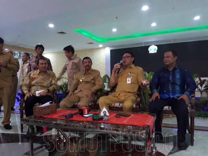 Foto: PRAN HASIBUAN/SUMUT POS  KETERANGAN: Mendagri Tjahjo Kumolo saat memberi keterangan pers bersama Ketua KPU Sumut, Gubsu Erry Nuradi dan Wakil Ketua KPK Saut Situmorang usai acara Deklarasi LHKPN di aula kantor Gubsu, Selasa (24/4).