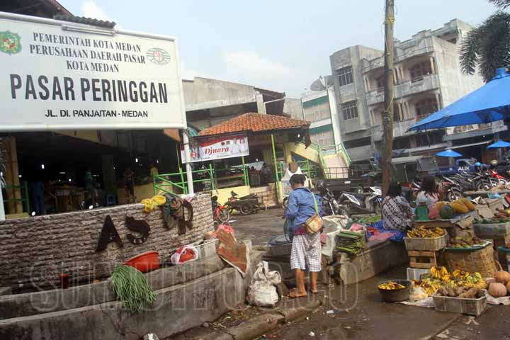 SUTAN SIREGAR/SUMUT POS PEDAGANG_Pedagang sayuran bahan pokok berjualan di badan Jalan di Kawasan Pasar Pringgan Medan, Jumat (20/4). Pasca penertiban pedagan kaki lima oleh Pemko Medan, Pedagang sayuran bahan pokok masih nekat berjualan di badan jalan ka