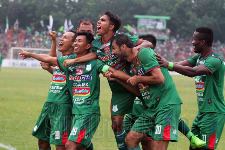 SUTAN SIREGAR/SUMUT POS SELEBRASI_Pemain PSMS Medan melakukan selebrasi usai Suhandi mencetak gol ke gawang persija dalam lanjutan Liga 1 Indonesia di Stadion Teladan Medan, Jumat (6/4) Pertandingan tersebut berakhir dengan skor Psms 3-1 Persija.