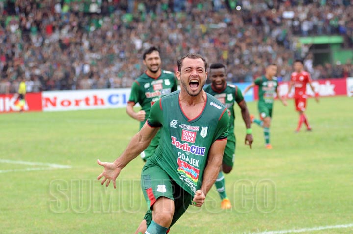 SUTAN SIREGAR/SUMUT POS SELEBRASI_Pemain PSMS Reinaldo Lobo melakukan selebrasi usai mencetak gol ke gawang Persija dalam lanjutan Liga 1 Indonesia di Stadion Teladan Medan, Jumat (6/4) Pertandingan tersebut berakhir dengan skor Psms 3-! Persija.