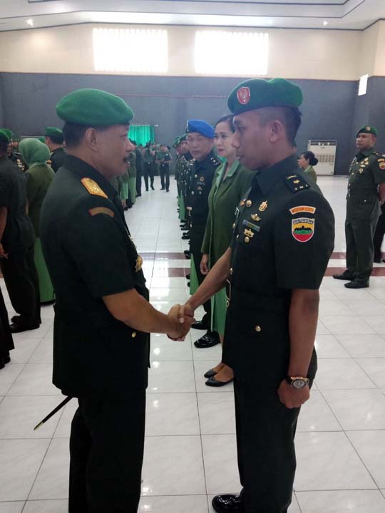 SELAMAT : Pangdam I/BB Mayjen TNI Ibnu Triwidodo, SIP menyalam Pasi Intel Kodim 0201 BS, Mayor Prima Wahyudi sembari mengucapkan selamat atas kenaikan pangkat, Senin (2/4).