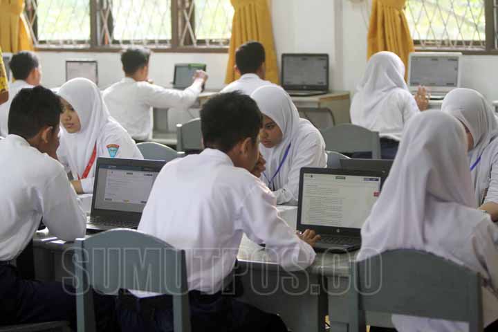 SUTAN SIREGAR/SUMUT POS UNBK_TINJAU UNBK: Pelajar SMP melaksanakan UNBK di SMPN 1 Medan, Senin (23/4). Pelaksanaan Ujian Nasional Berbasis Komputer (UNBK) di Kota Medan sudah cukup baik, kedepannya kelengkapan komputer pada tahun depan akan ditambah dalam