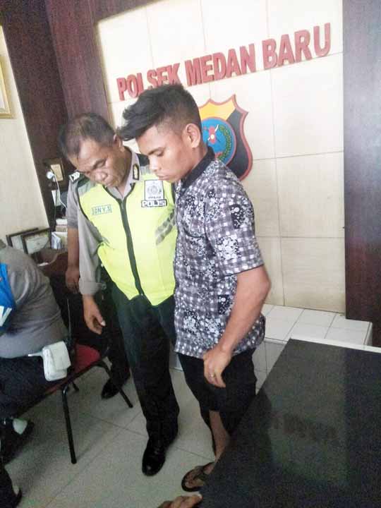 Petugas Polsek Medan Baru menginterogasi Jonson Sihombing atas kasus pencurian HP.