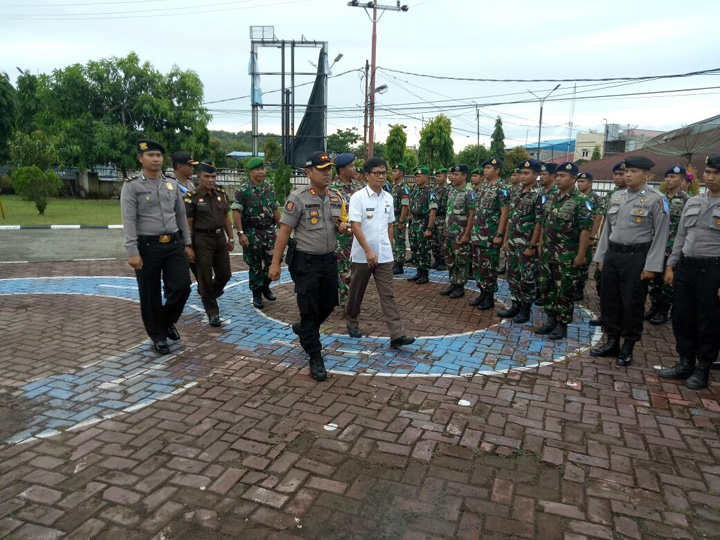 CEK KESIAPAN: Kapolres Nias Selatan, AKBP Faisal F Napitupulu didampingi Forkopimda mengecek kesiapan personel yang akan melakukan operasi di lapangan, Kamis (26/4).