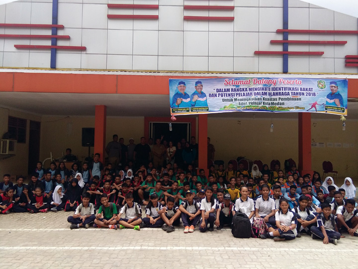 Kabid Peningkatan Prestasi Olahraga Dispora Medan Khairul Buchori bersama siswa peserta identifikasi bakat. (IST)