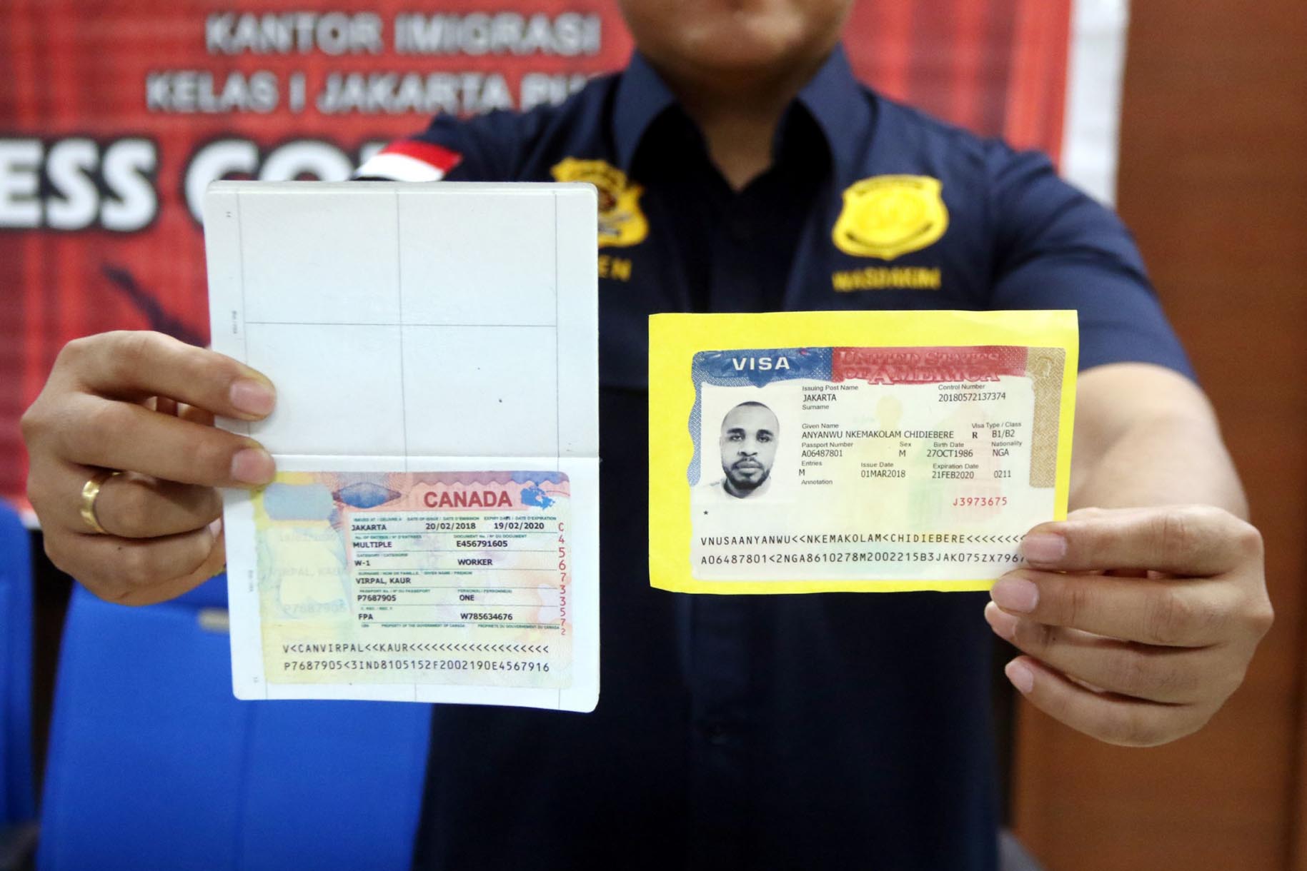 Petugas menunjukkan Visa palsu pada rilis hasil operasi pengawasan keimigrasian, di Kantor Imigrasi kelas 1, Jakarta Pusat, Selasa (6/3). Imigrasi kelas 1 Jakarta Pusat mengamankan 4 WNA berinisial GS, SS, MS dan BJS diduga melakukan kegiatan pemalsuan te
