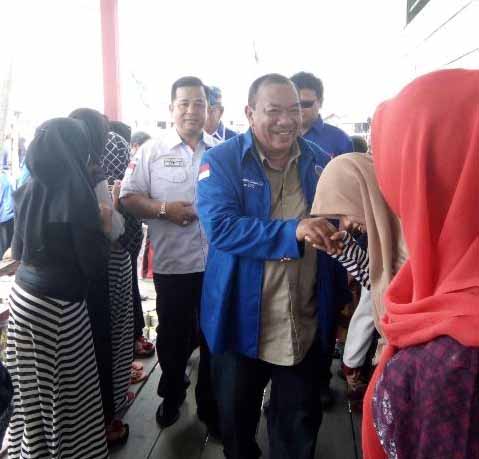 Ketua DPC Partai Demokrat Kota Medan Burhanuddin Sitepu bersama Pengurus DPC Partai Demokrat Kota Medan bersama Fraksi Partai Demokrat DPRD Kota Medan berkunjung ke Kampung Nelayan Seberang, Medan Belawan, Sabtu (21/4) lalu.