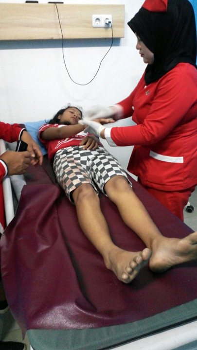 Foto: SOPIAN/SUMUT POS RAWAT: Korban Dhea Vriztkyana Tarigan mendapat perawatan di RS Chevani Tebingtinggi, Selasa (24/4).
