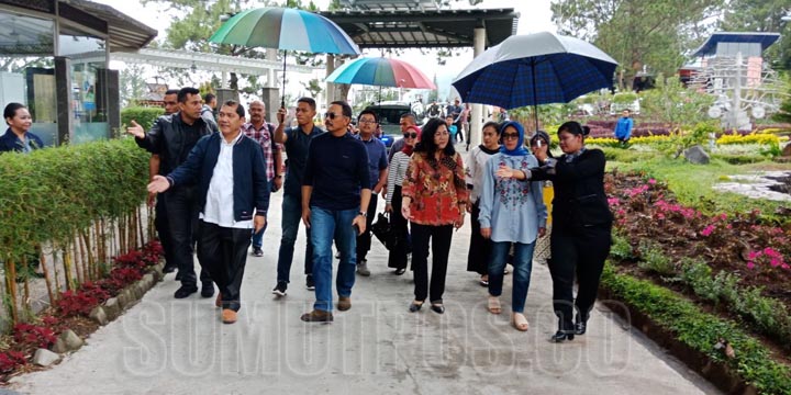 Foto: Solideo/Sumut Pos Pangdam I/BB Mayjen TNI Ibnu Triwidodo bersama istri saat tiba di Karo.
