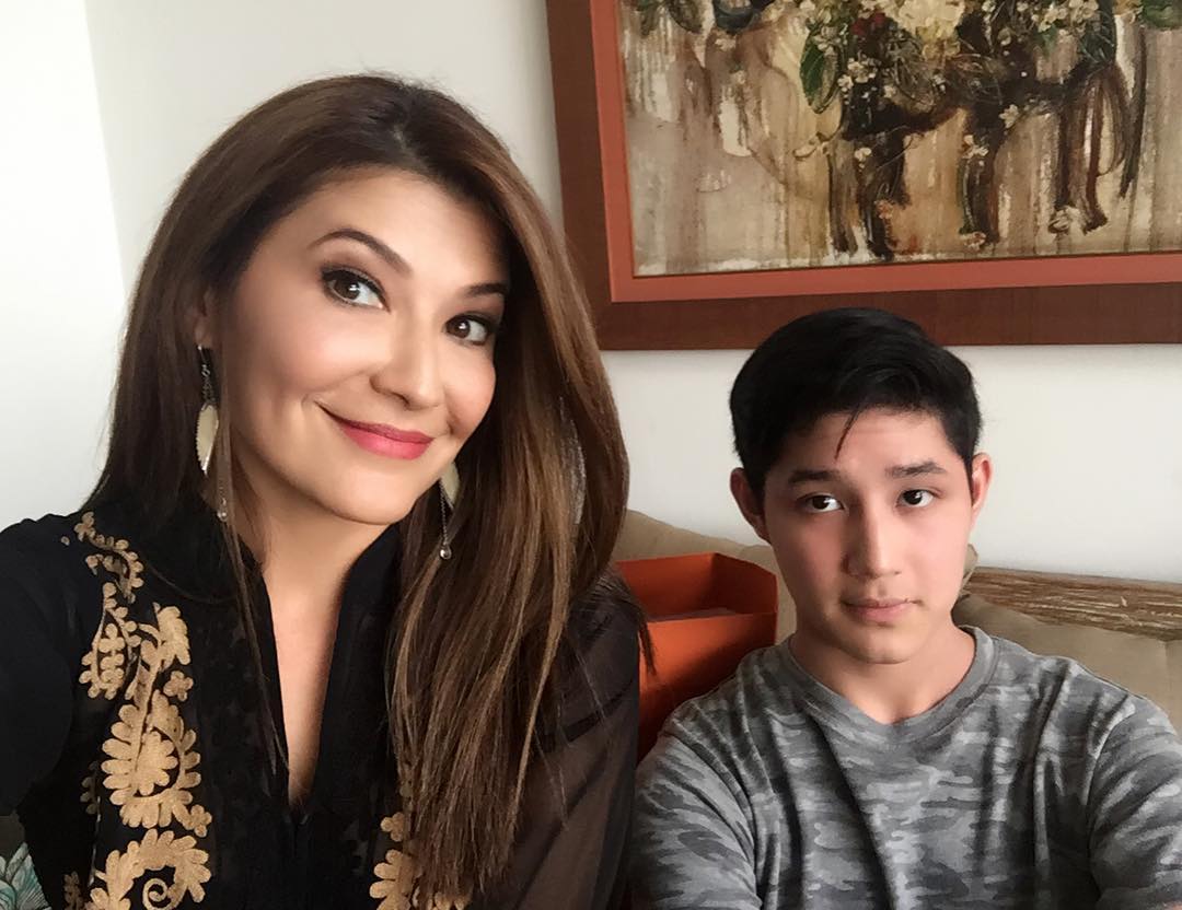 Tamara Bleszynski bersama putra sulungnya.