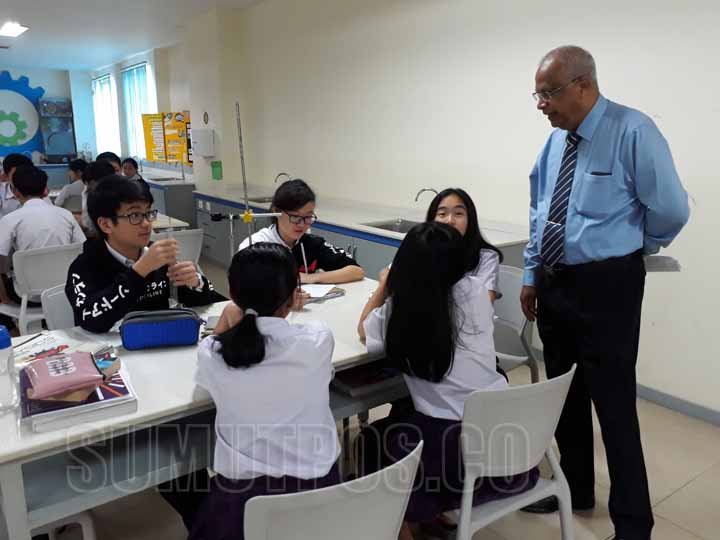 Foto:(M IDRIS/Sumut Pos  Head of School Sampoerna Academy Medan, Raja Rajendra (kanan) saat berinteraksi dengan siswa ketika belajar di kelas, Kamis (5/4).
