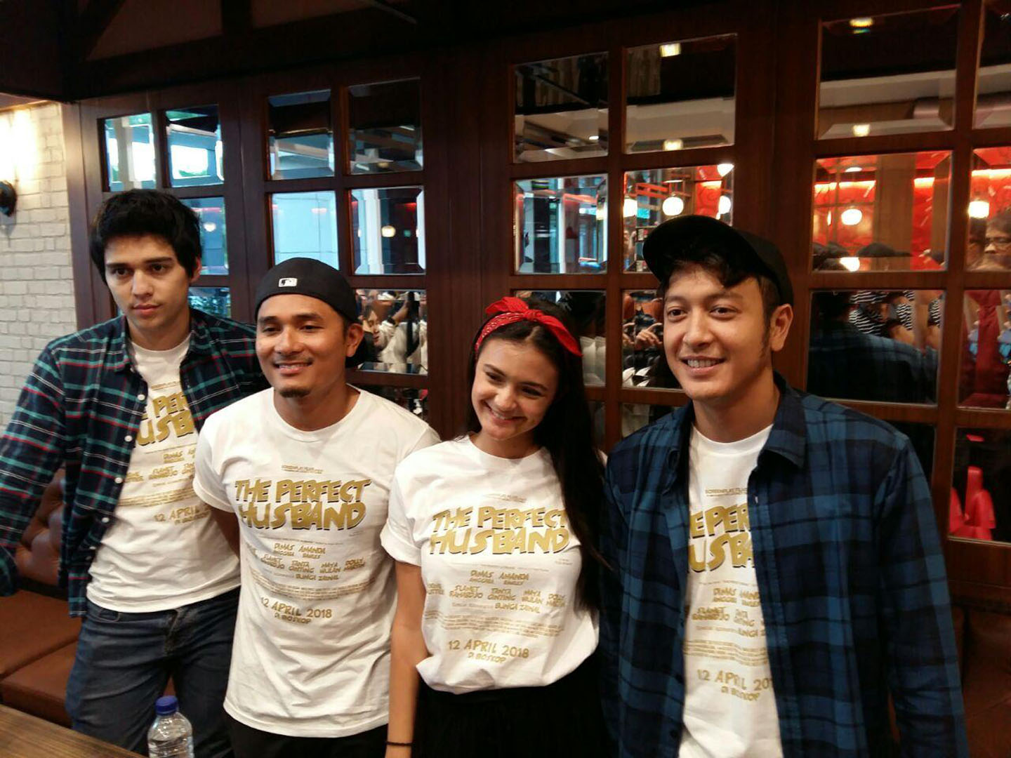 Amanda Rawles,  didampingi Dimas Anggara, Maxime Bouttier, dan Tanta Ginting, saat meet and greet film The Perfect Husband, di City Walks Medan, Senin (15/4/2018).