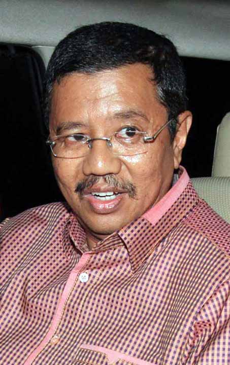 Wakil Gubernur Sumatera Utara Tengku Erry Nuradi, menjawab pertanyaan wartawan usai diperiksa di gedung KPK, Jakarta, Senin (12/10/2015). Ketua DPD Partai NasDem Sumut itu dimintai keterangan terkait pertemuan yang melibatkan Gatot antara Gubernur Sumut G