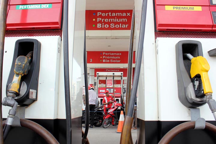 SUTAN SIREGAR/SUMUT POS - Seorang operator SPBU melayani pengisian bahan bakar minyak (BBM) kendaraan di SPBU Jalan Brigjend Katamso Medan.