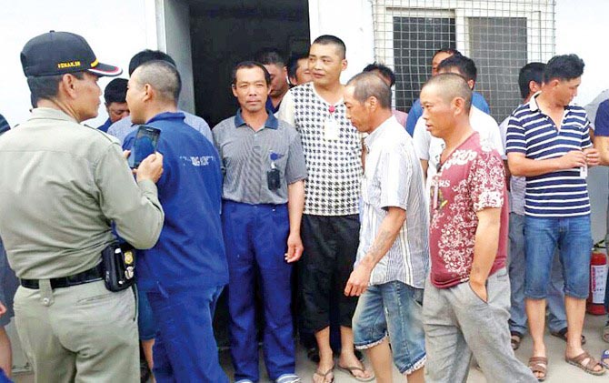 AMANKAN: Aparat Satpol PP mengamankan TKA beberapa waktu lalu.  DOK JAWA POS